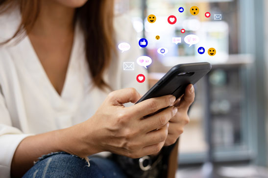 Communiquer en Europe Woman using a smartphone to send messages