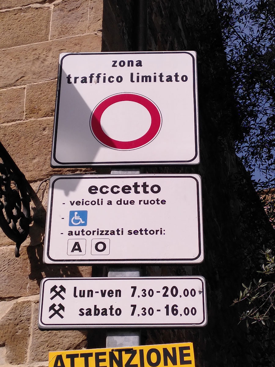 Panneau-ZTL-Italie A sign indicating a traffic zone restricted to vehicles in Italy