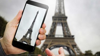 Prise en photo de la tour Eiffel avec un téléphone
