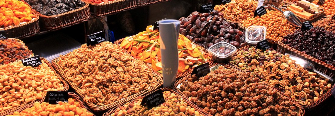 Fruits et noix vendus en vrac sur un marché