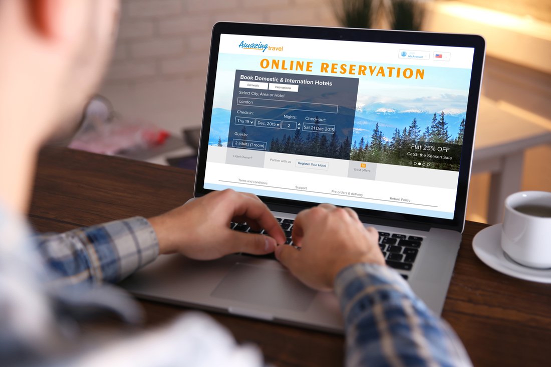 Achat-en-ligne-ordinateur-réservation-hotel.jpeg Une personne réserve un hébergement en ligne sur son ordinateur portable