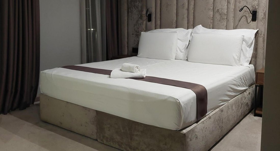 Lit double dans une chambre d'hôtel