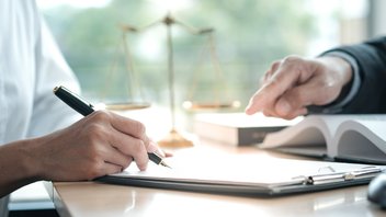 Deux personnes signent un document