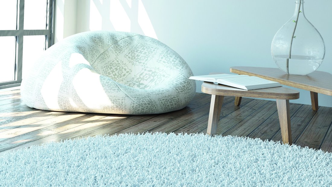 Vue sur l'intérieur d'une maison avec un tableau accroché au mur.