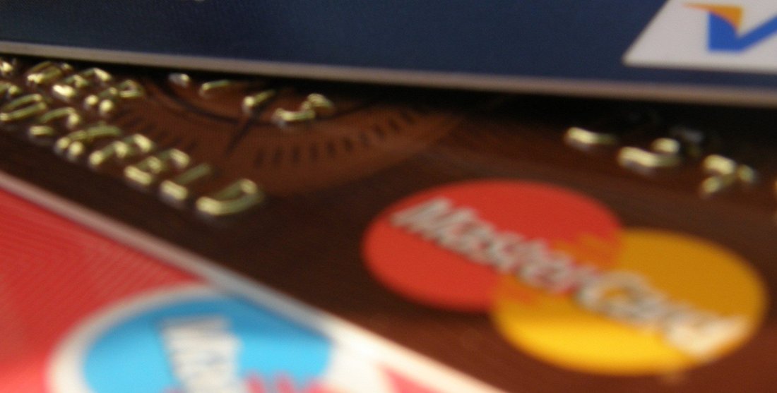 carte-bancaire-argent-paiement.jpg Gros plan sur plusieurs cartes bancaires.