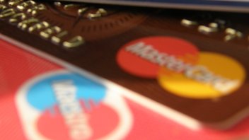 carte-bancaire-argent-paiement.jpg Gros plan sur plusieurs cartes bancaires.