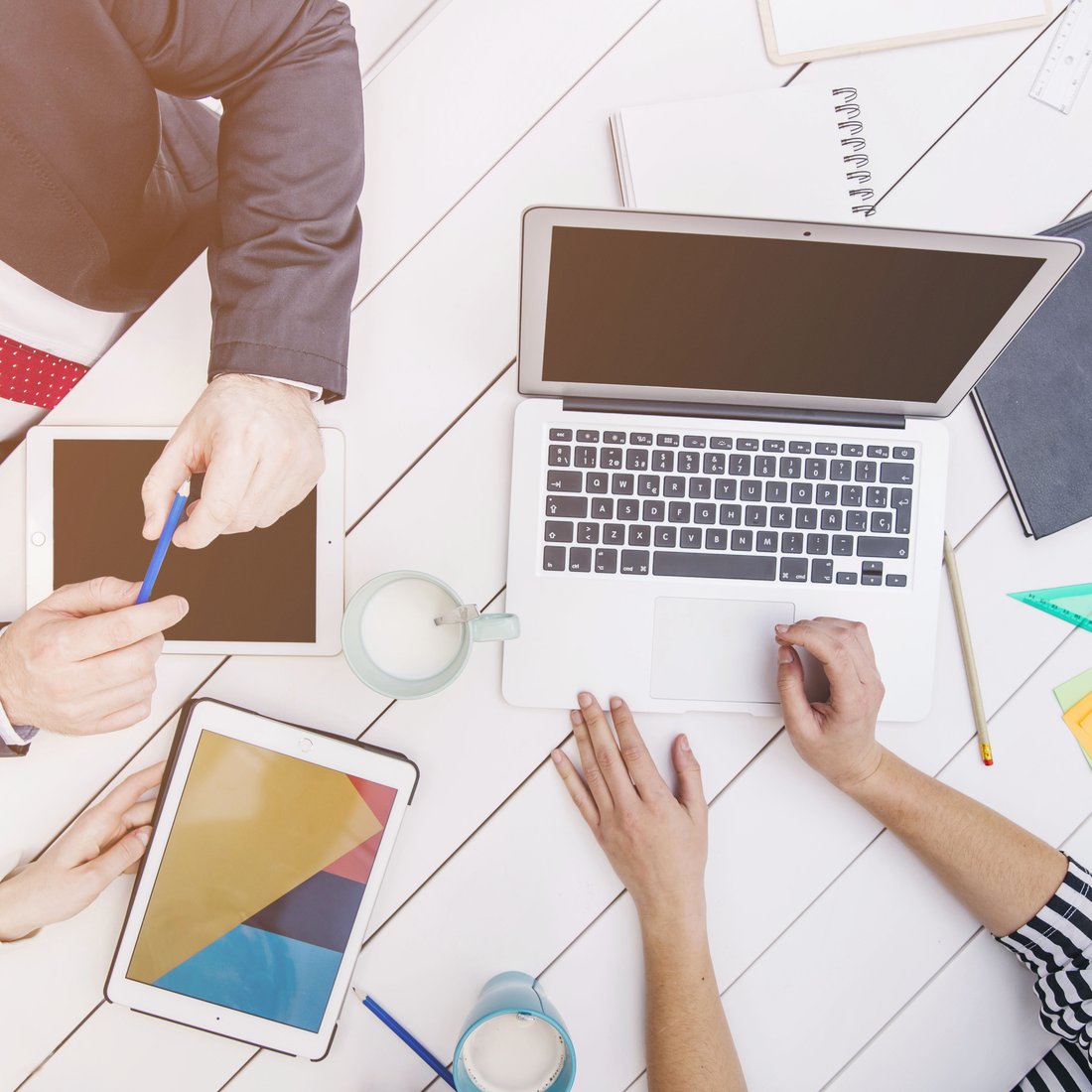 groupe-reunion-team.jpg Vue de haut de plusieurs personne qui travaillent ensemble équipés d'ordinateurs et de tablettes.