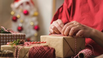 Une personne emballe un cadeau de Noël