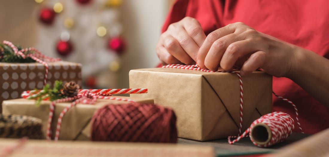 Emballage d'un cadeau de Noël