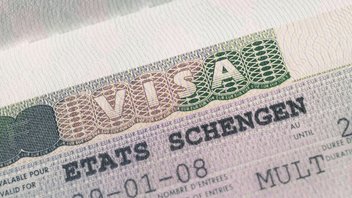 Gros plan sur un VISA d'entrée pour la zone Schengen