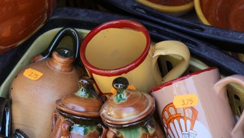 prix-marché-objets Souvenirs vendus en vrac sur un marché