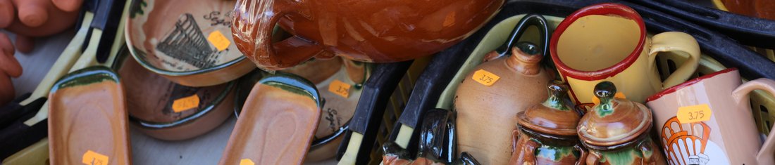 Souvenirs vendus en vrac sur un marché