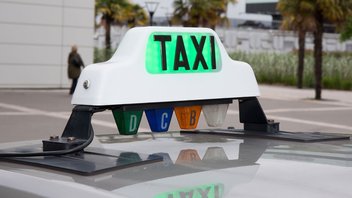Vue détaillée d'un sigle de taxi apposé au-dessus de la voiture