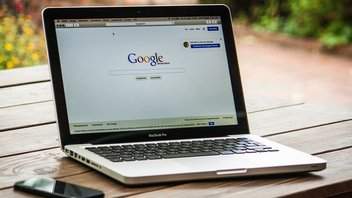 ecran-internet-ordinateur-google.jpg Un ordinateur portable est ouvert avec la page d'accueil Google.