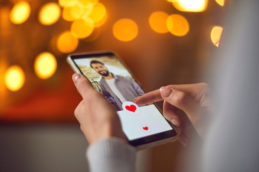 Une personne like le profil d'un homme sur une application de rencontres