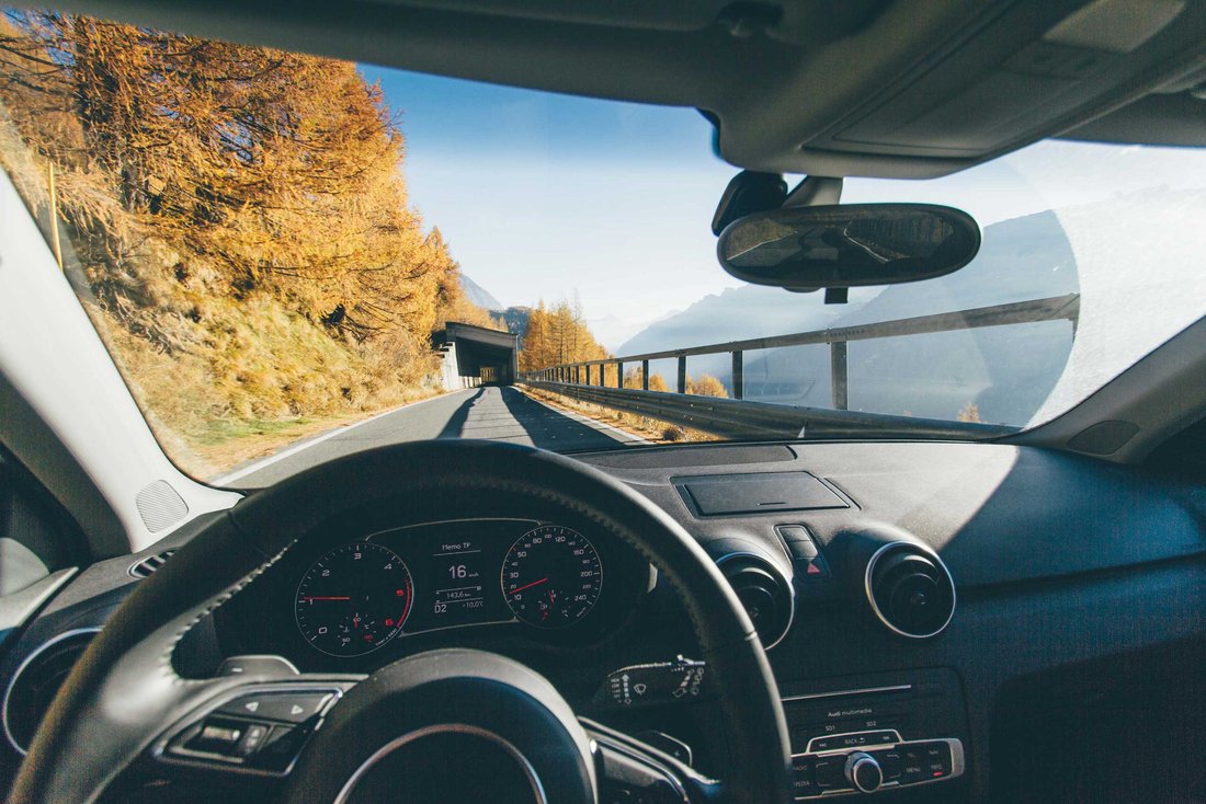 autoroute-voyage-véhicule.jpg Vue de l'intérieur d'une voiture qui s'apprête à entrer dans un tunnel.