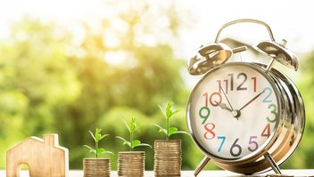 finance-investissement-credit.jpg Divers symboles sont représentés par des objets : immobilier, finance, banque, économie, hypothèque, crédit, investissement...