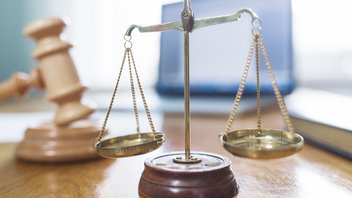 Gros plan sur une balance et un marteau de justice.