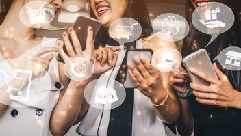 Plusieurs personnes discutent et comparent leurs écrans respectifs