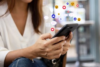 Communiquer en Europe Woman using a smartphone to send messages