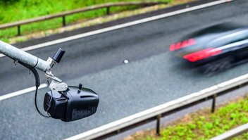 Un radar flashe une voiture qui roule trop vite