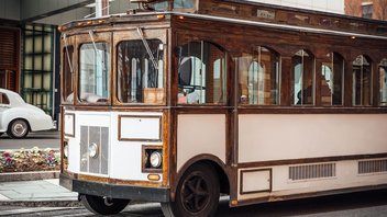 Un bus de ville d'aspect ancien roule dans la rue