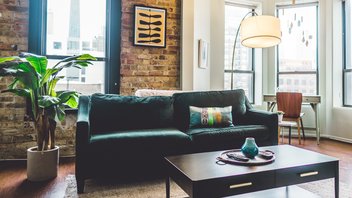 logement-habitation.jpg Vue sur le séjour d'un appartement décoré et lumineux.