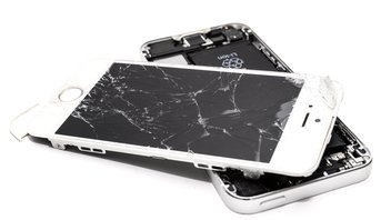 Deux téléphones posés l'un contre l'autre, leurs écrans fissurés