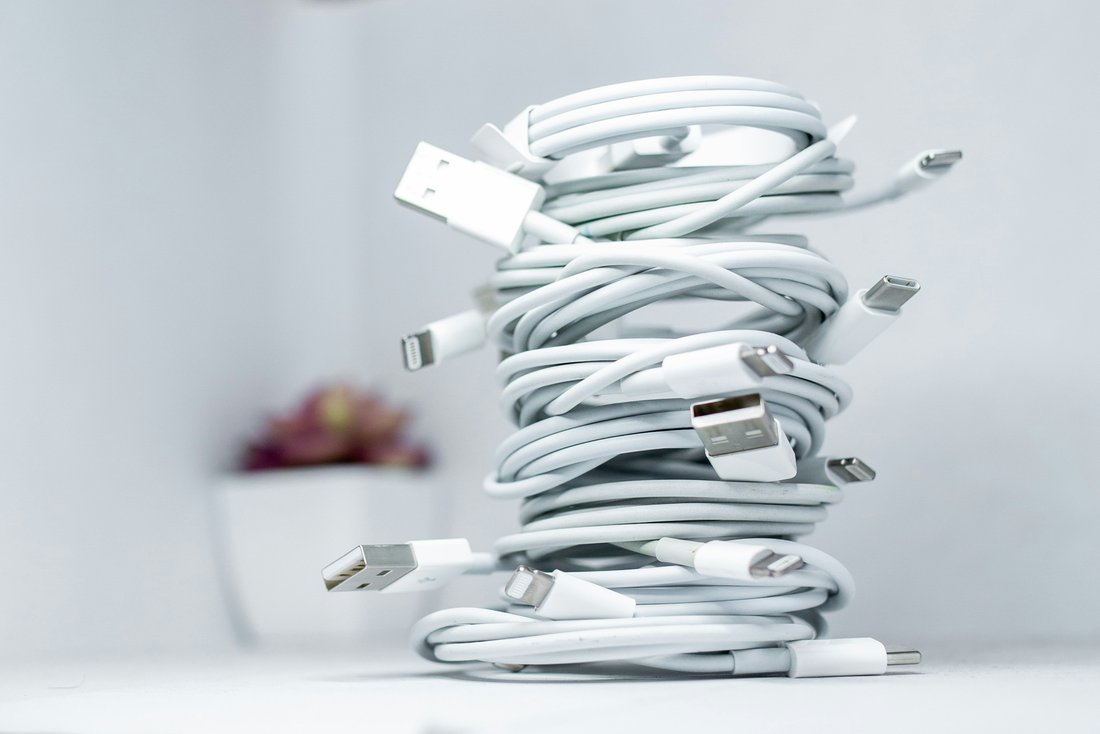 Une pile de chargeur blancs pour téléphone enroulés