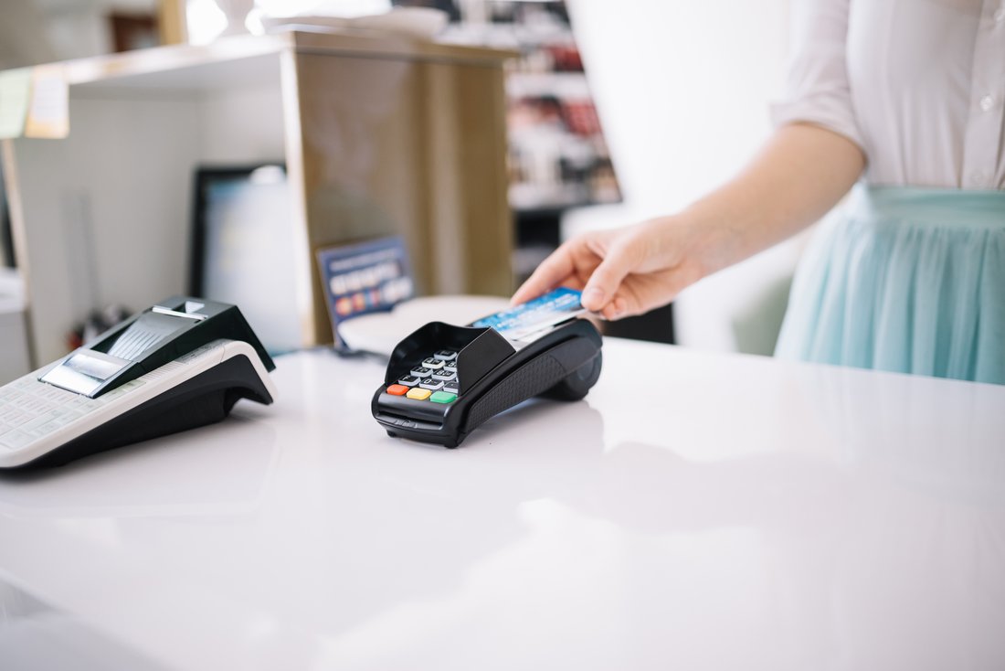 Paiement par carte bancaire dans un magasin