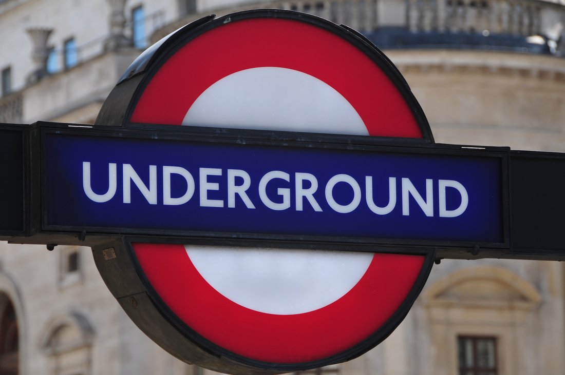 Panneau indiquant l'entrée du métro londonien