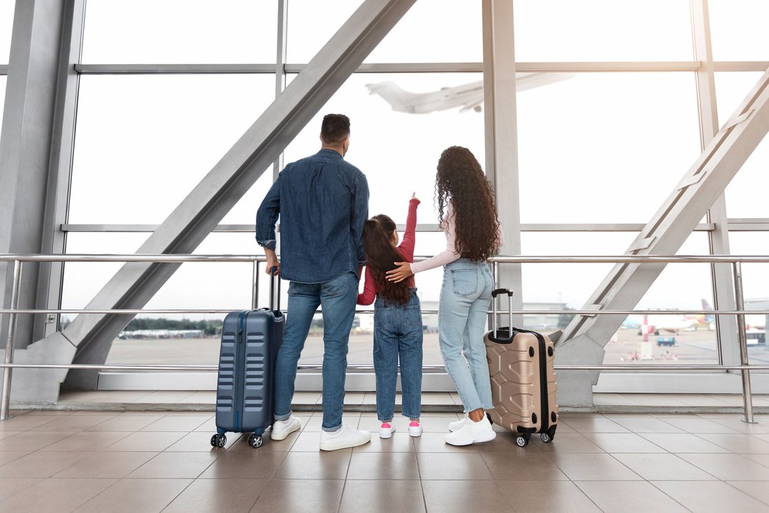 Une famille à l'aéroport regarde un avion décoller