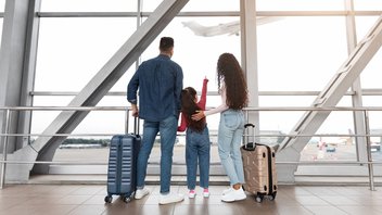 Une famille à l'aéroport regarde un avion décoller