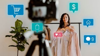 Une influenceuse se filmer en train d'essayer un vêtement