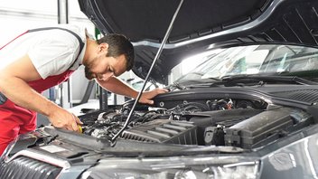 [Translate to English:] Un garagiste répare une voiture