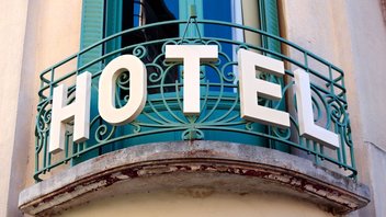 Balcon d'un hôtel portant les lettres "HOTEL" sur la rambarde