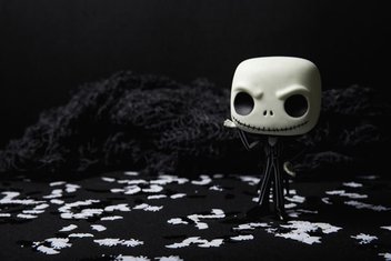 Monsieur Jack sur fond noir Figurine of Jack Skellington on a black background