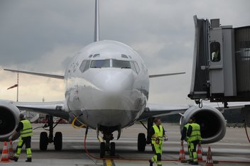 plane-boarding-runway-landing.jpg An aircraft seen from the front when stopped on the runway, prepared by the airport technicians.